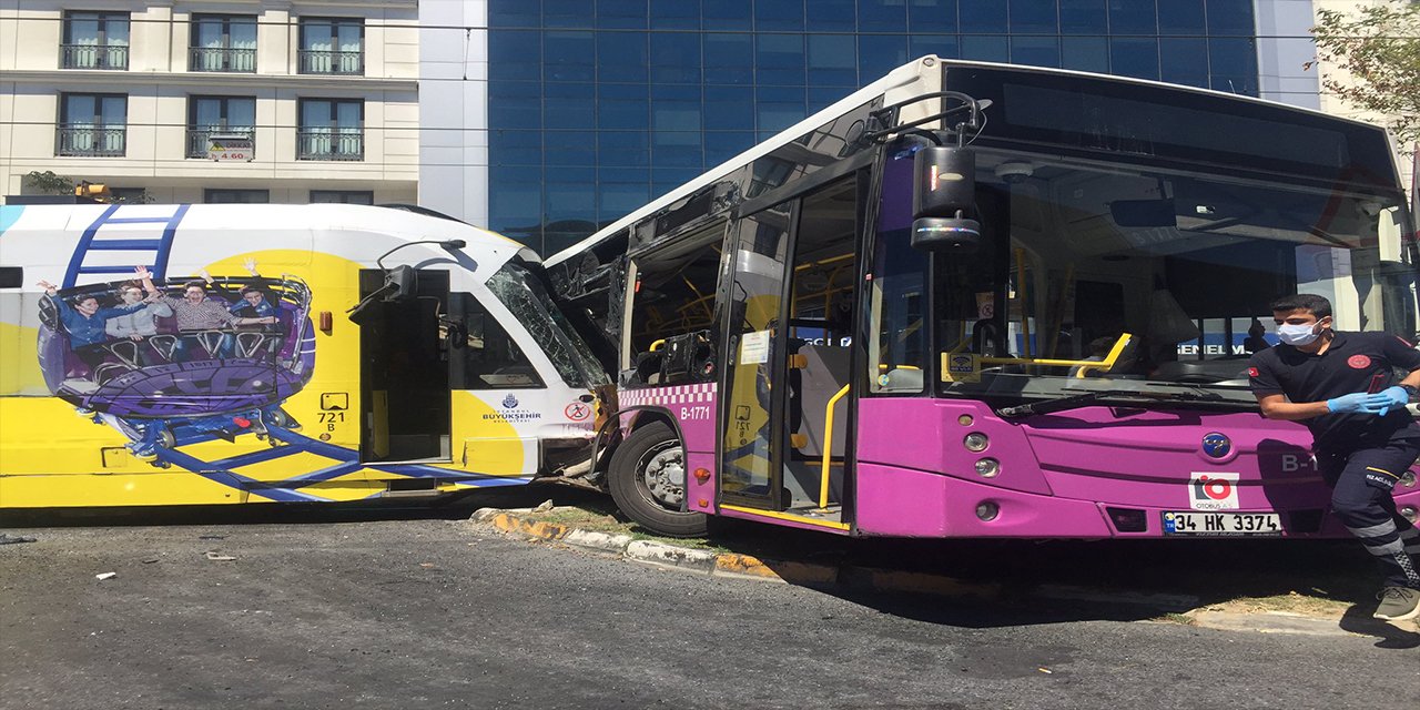 Bağcılar-Kabataş seferini yapan tramvay halk otobüsüne çarptı