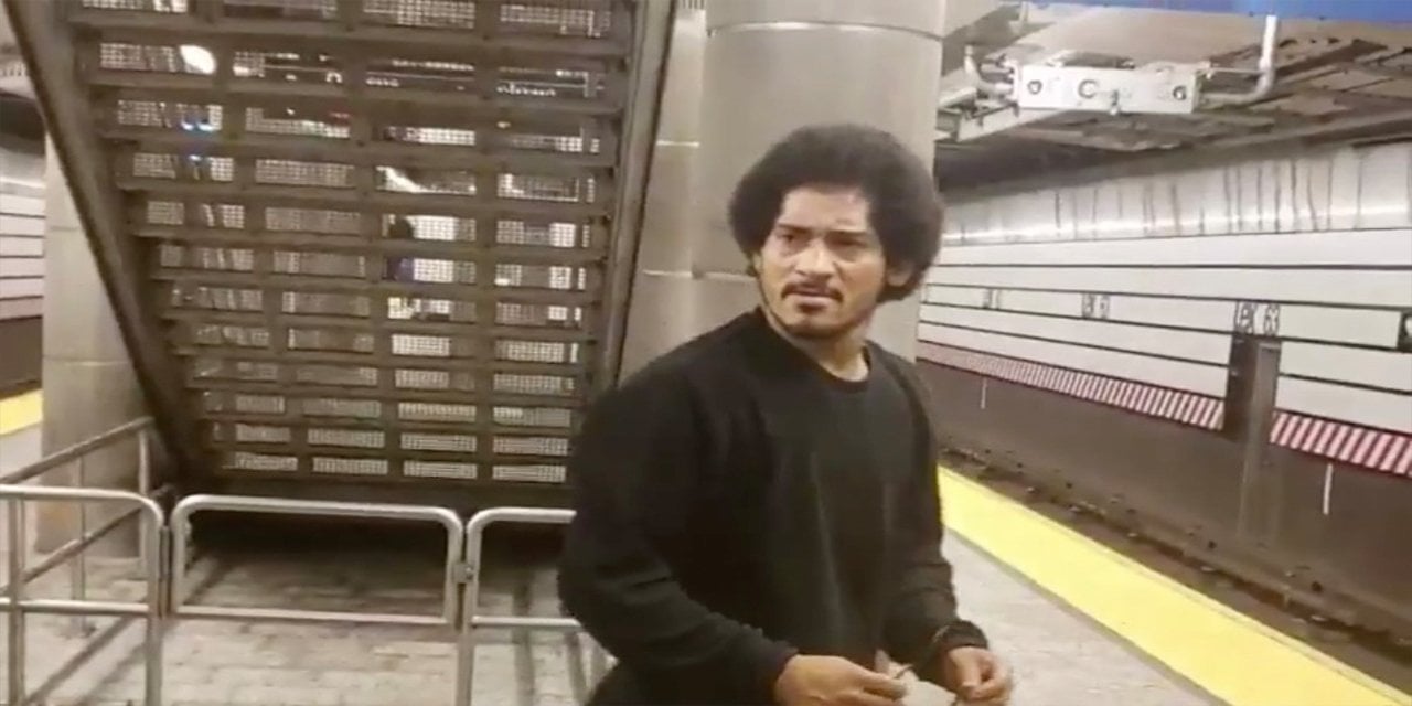 New York'ta bir kişi, genç kadına metroda tecavüz etmeye kalkıştı -VİDEO