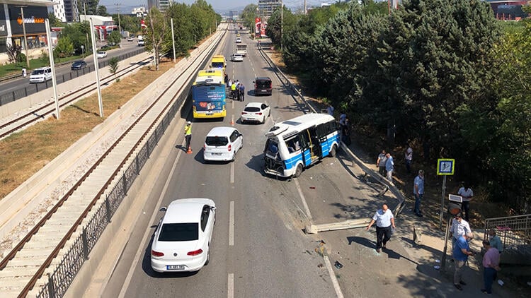 Halk otobüsü minibüse çarptı: 9 yaralı