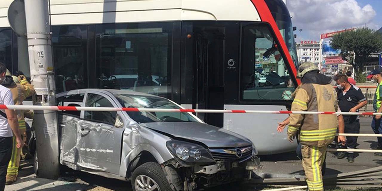 Tramvay otomobile çarptı: 1 yaralı