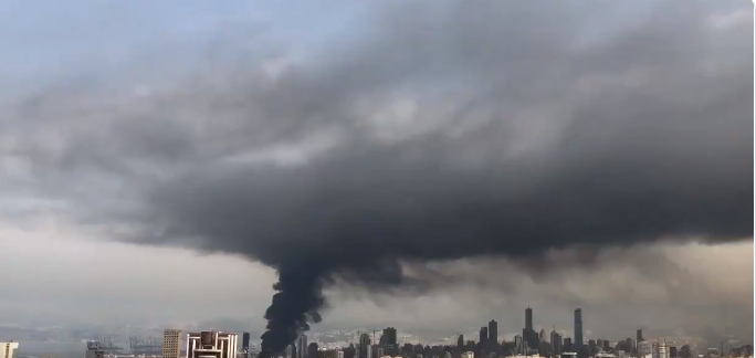 Patlamanın yaralarını saramadan Beyrut'taki limanda büyük yangın çıktı -VİDEO