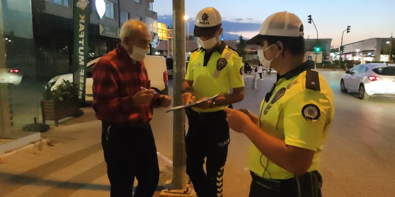 70 yaşındaki vatandaşın maskesi cebinden çıktı
