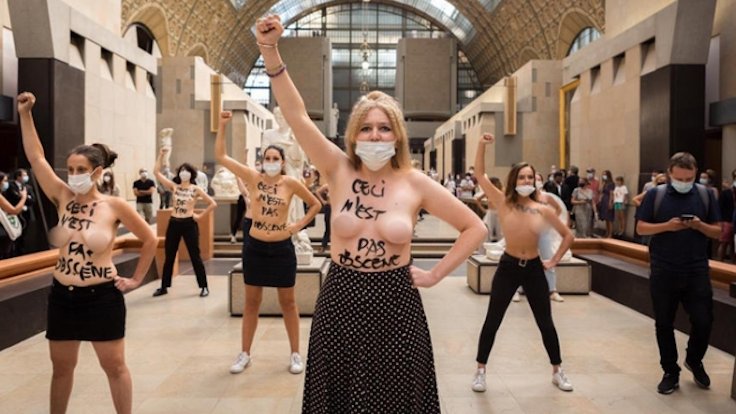 FEMEN, dekoltesi gerekçe gösterilerek müzeye alınmayan öğrenci için Orsay Müzesi'nde