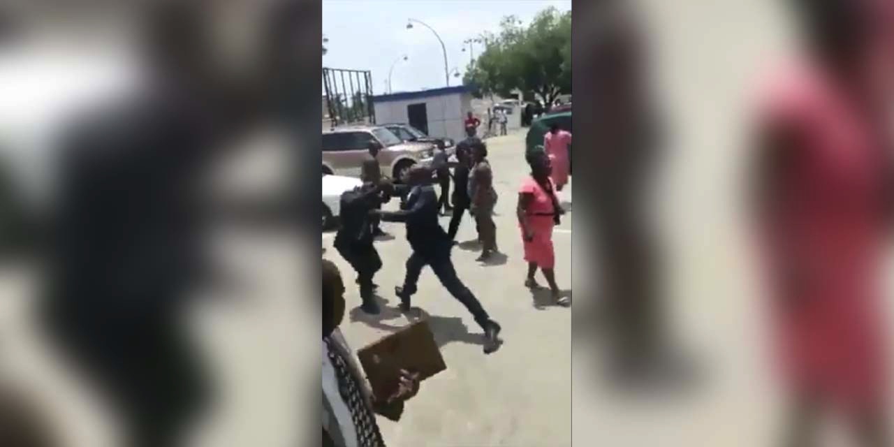 Devlet Başkanı, Çalışma Bakanı'nı sokak ortasında tekme tokat dövdü - VİDEO