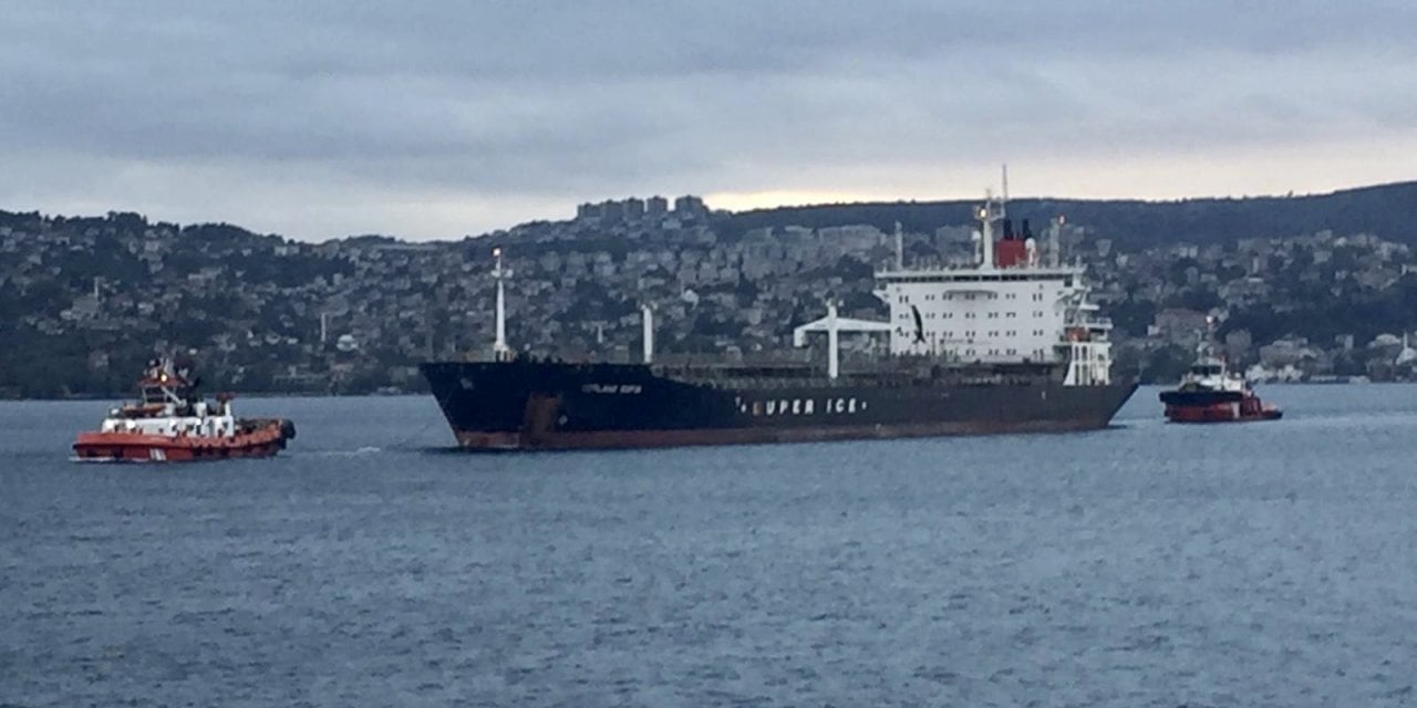 Boğaz'da tehlike: Arızalanan tanker sürüklendi