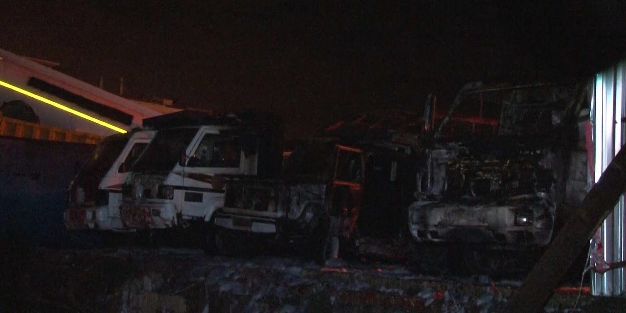 Fatih Belediyesi’nin eski belediye araçları yandı