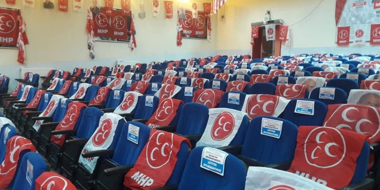 MHP ilçe kongresinde fotoğraflara bayraklı sansür