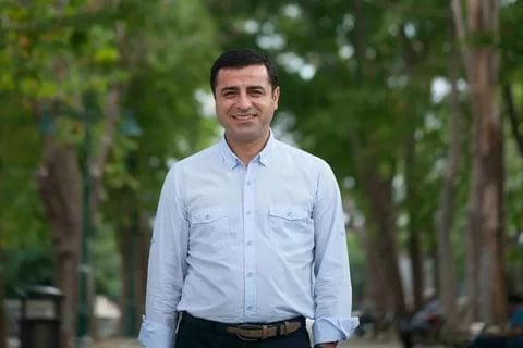 Selahattin Demirtaş: Elinize tutuşturulan hediye poşetleri sizi yargılanmaktan kurtaramayacak