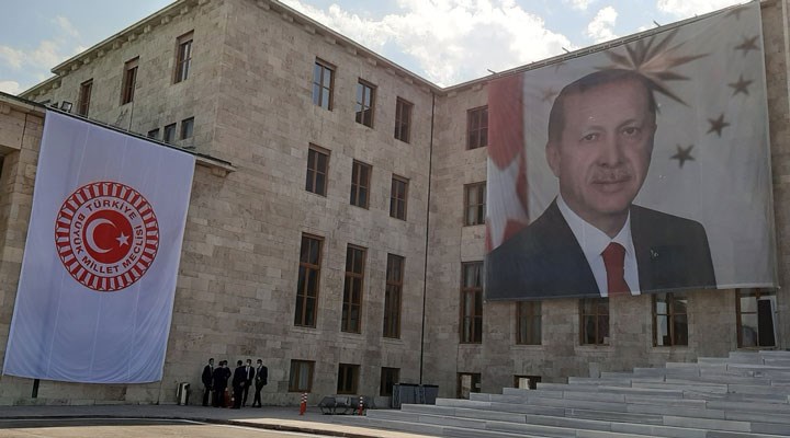 Meclis'in Şeref Kapısı'na dev Erdoğan posteri asıldı