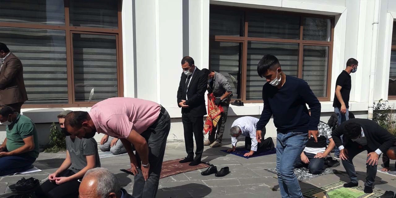 Kayyım olarak atanan Kars Valisi belediye önünde namaz kıldı