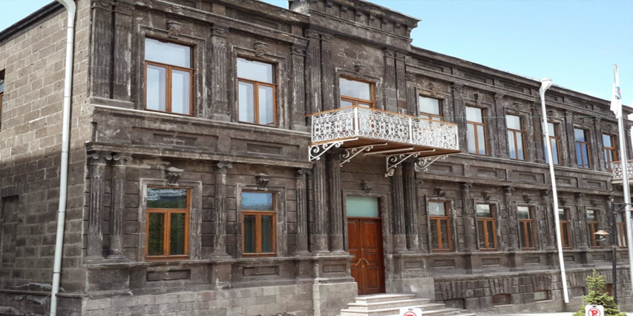 Kayyım; Kars'ta beş partili belediye meclisini feshetti, Kürtçe hesabı kapattı