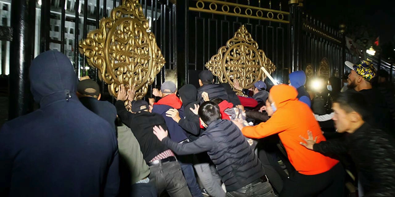 Kırgızistan'da seçim protestoları: Cumhurbaşkanlığı Sarayı işgal edildi - VİDEO