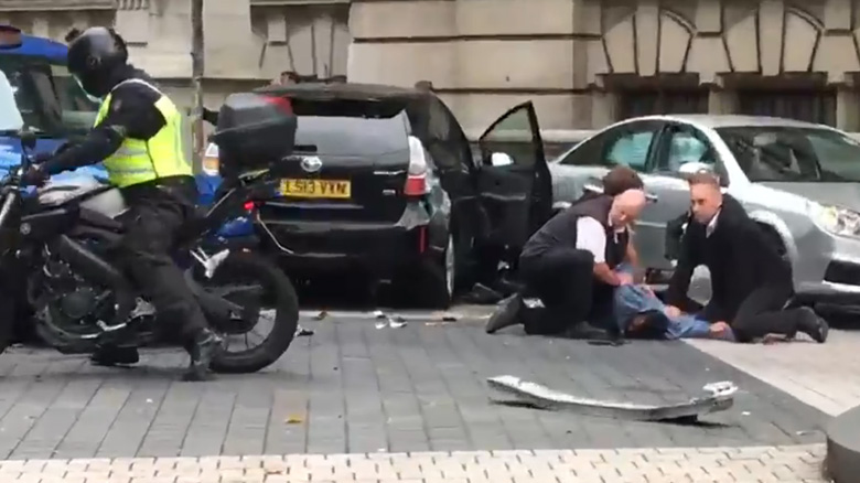 Londra'da bir araç kalabalığın arasında daldı; terör saldırısı zannedildi: 11 yaralı