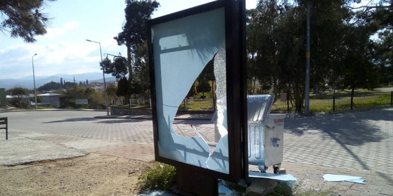 AKP’li belediyenin bıraktığı harcamaların yer aldığı billboardları parçaladı, kaymakamlıkta işe alındı