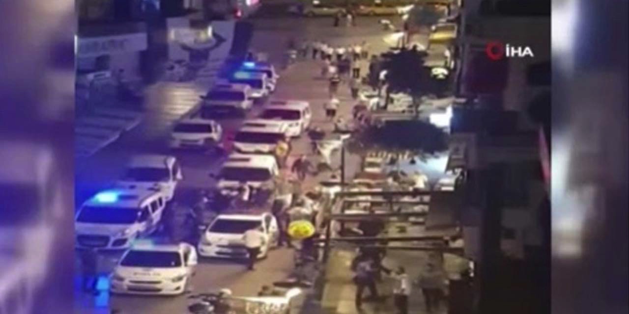 Garsonlar kavga etti: Ortalık savaş alanına döndü-VİDEO