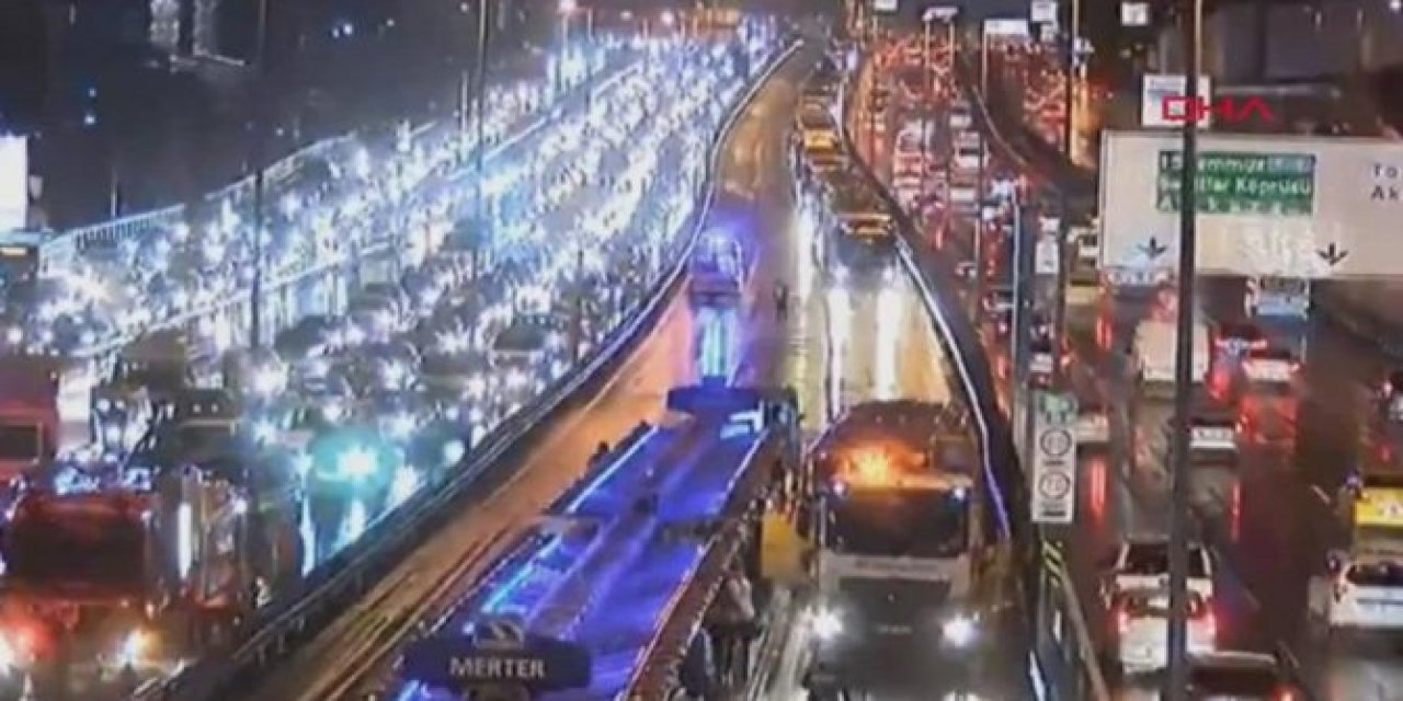 Merter'de metrobüs kazası