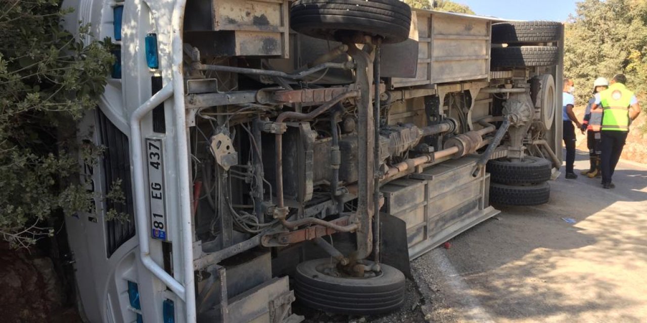 Mersin'de tarım işçilerini taşıyan araç kaza yaptı:2 ölü