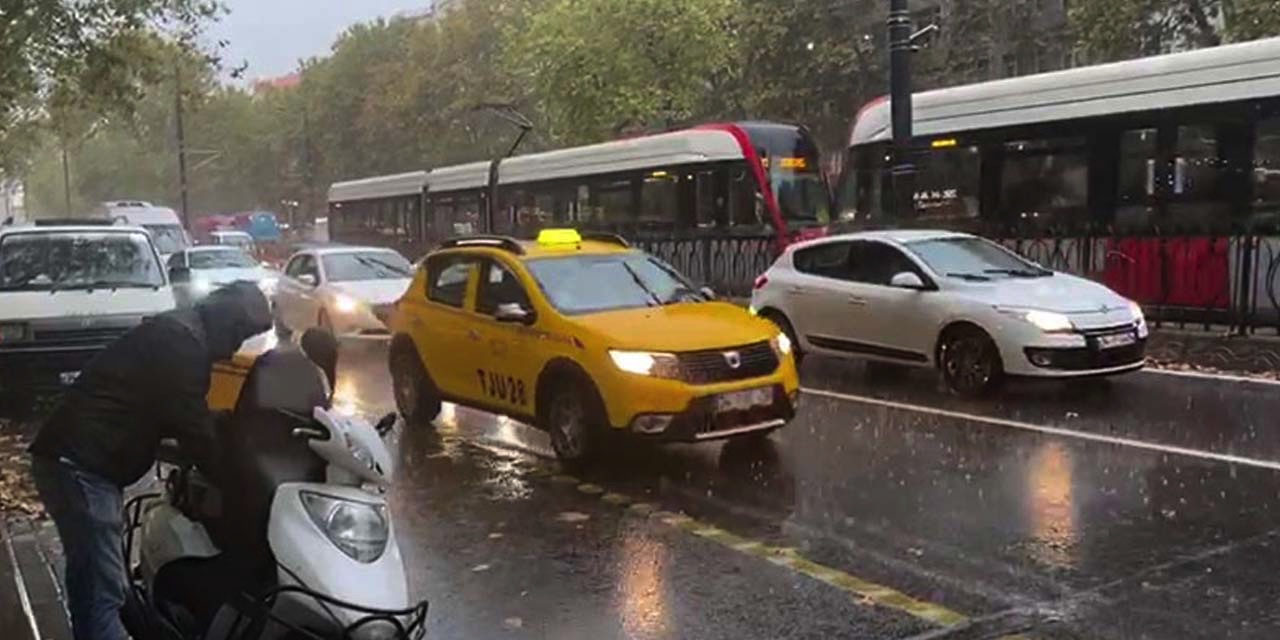 İstanbul'da beklenen yağış başladı, trafik sıkıştı