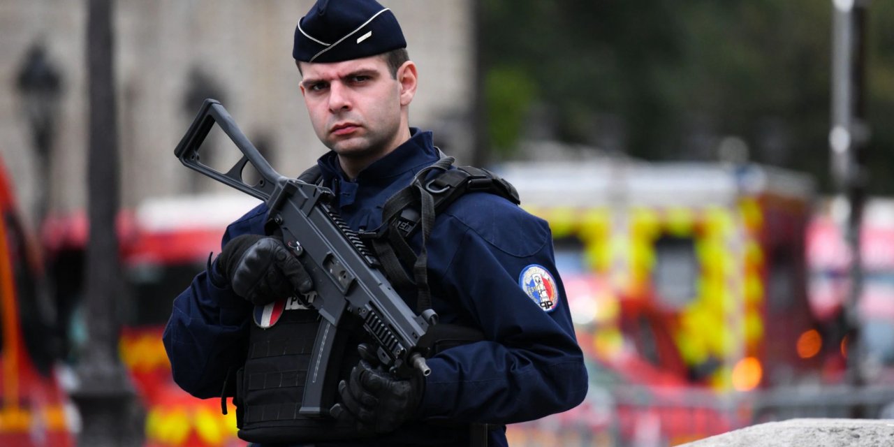 Paris'te terör saldırısı: Bir kişinin kafası kesildi