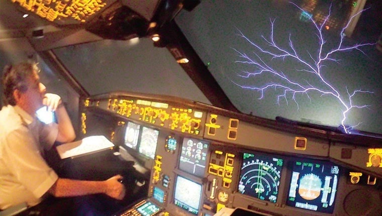 THY uçağı 12 bin metrede fırtınadan böyle geçti