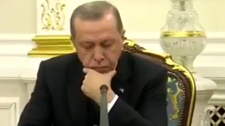 Cumhurbaşkanı Erdoğan'ın zor anları; Basın toplantısında uyukladı