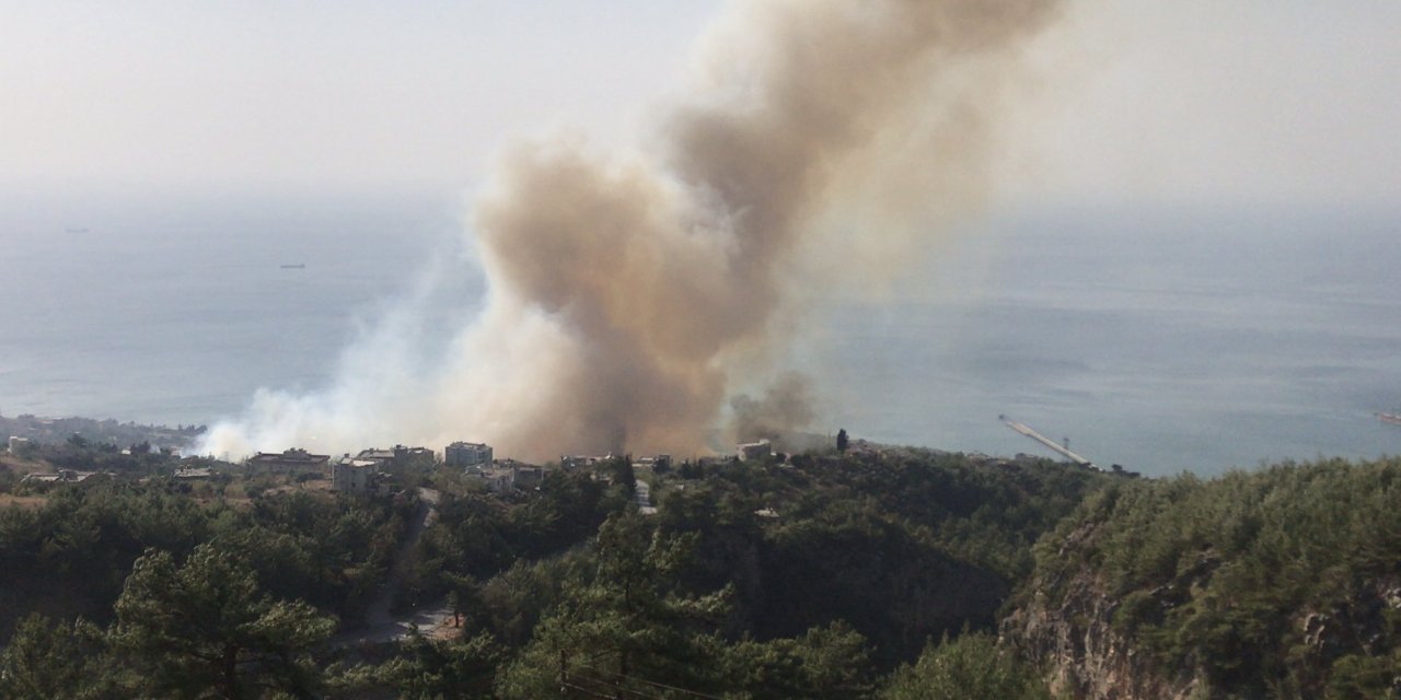 İskenderun'da yangın kontrol edilemedi: Yerleşim yerleri tahliye ediliyor