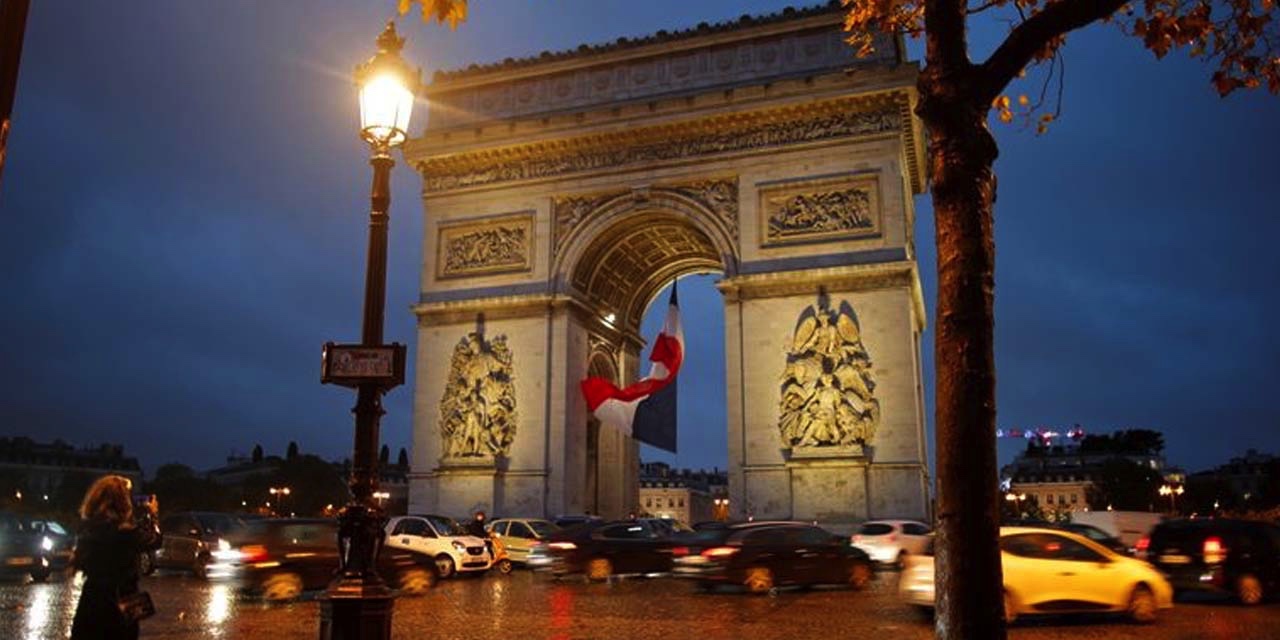 Paris'te bomba ihbarı: Mühimmat dolu çanta bulundu