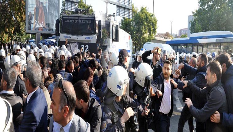 Ankara'da gar saldırısının yıl dönümünde polis müdahalesi