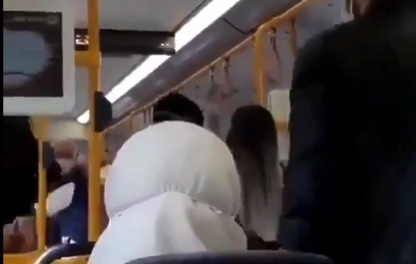 Metroda sarılan insanlara saldırı