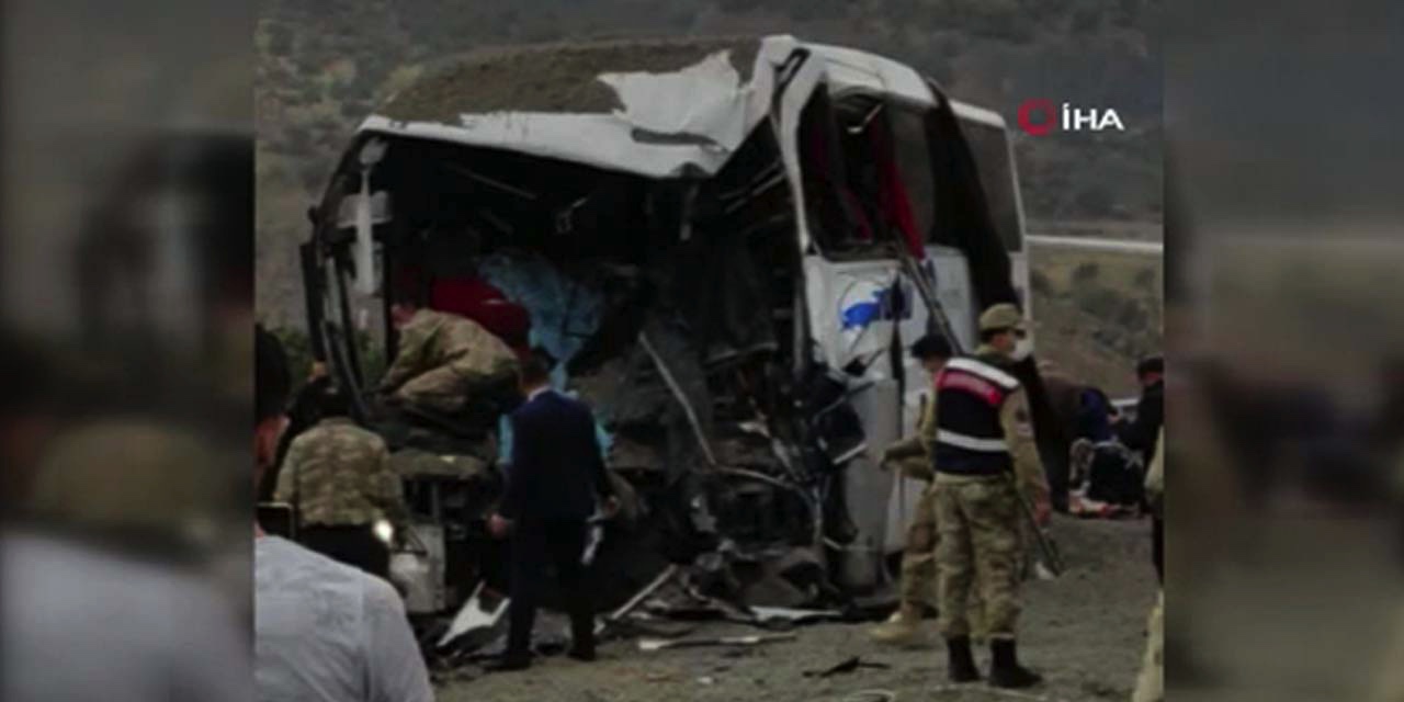Bitlis'te TIR ve yolcu otobüs çarpıştı: 2 ölü