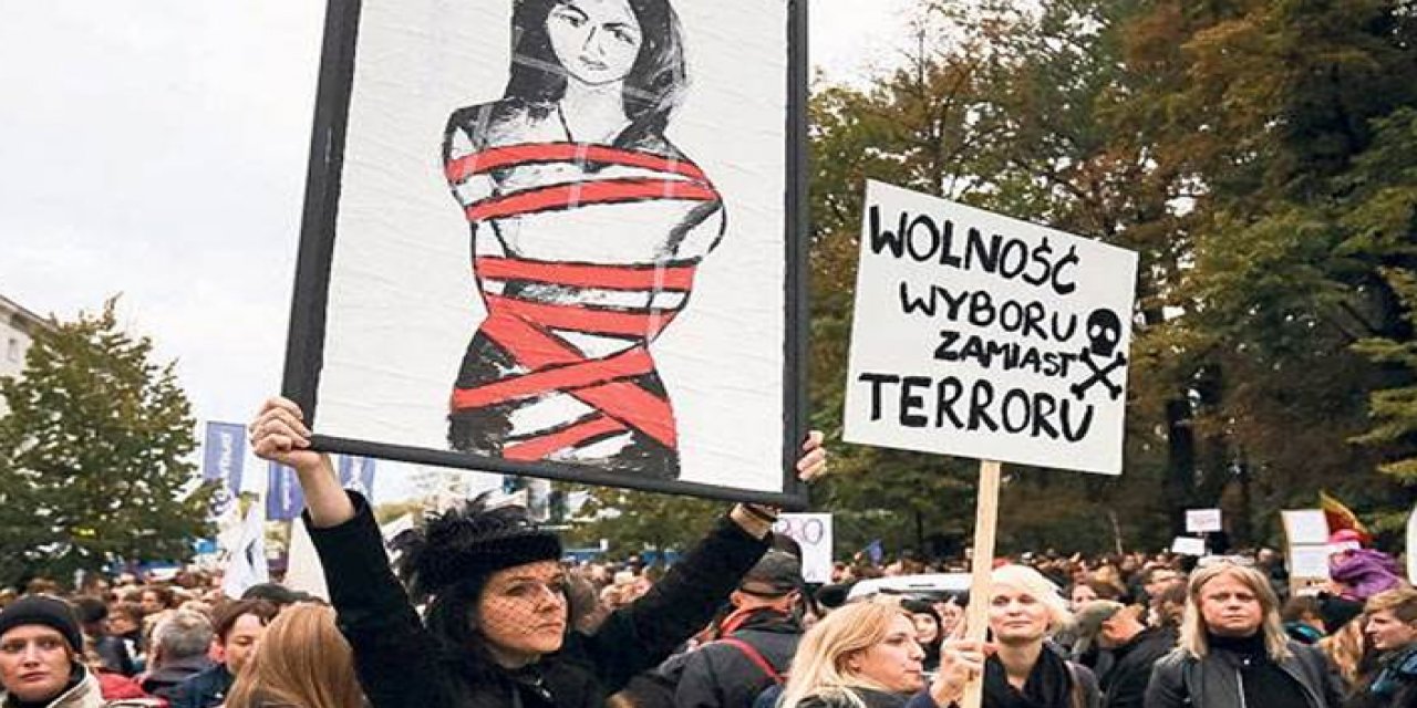 Polonya'da tartışmalı kürtaj yasası ertelendi