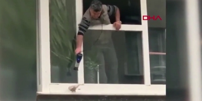 Kuşu ısıtmak için bakın ne yaptı