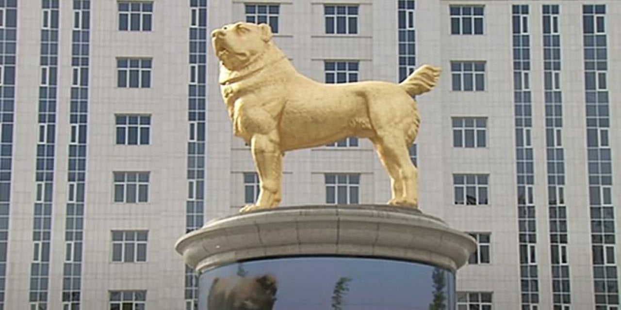 Köpeğinin heykelini başkentin merkezine diktirdi