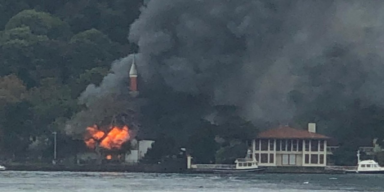 Tarihi Vaniköy Camii'nde yangın söndürüldü - VİDEO