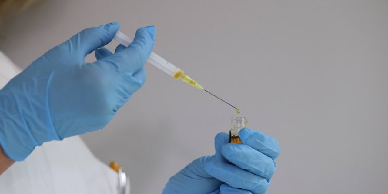 Fahrettin Koca'dan 'aşı' açıklaması: Ciddi bir yan etki görülmedi