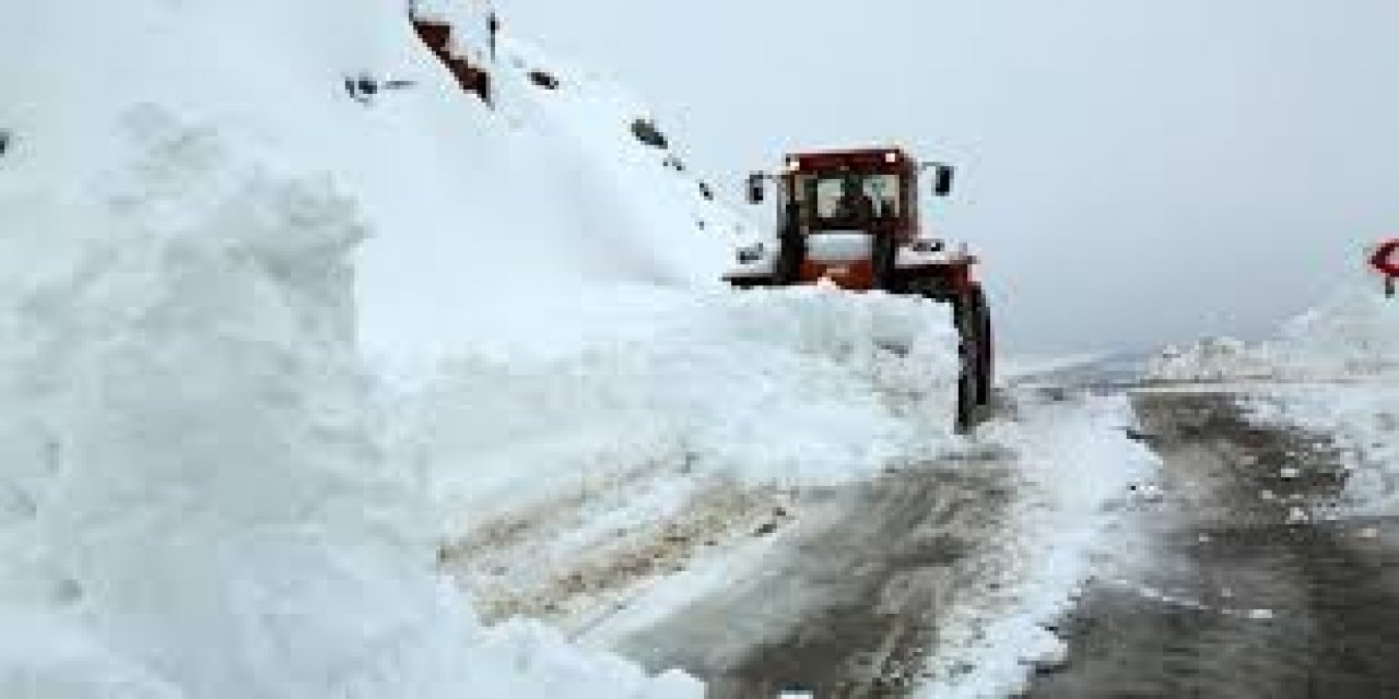 Tunceli'ye yılın ilk karı düştü: 31 köy yolu kapandı