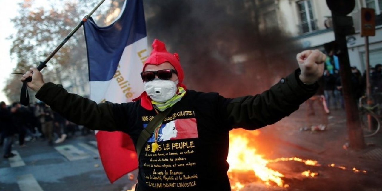 Paris karıştı: Halk sansüre karşı sokakta