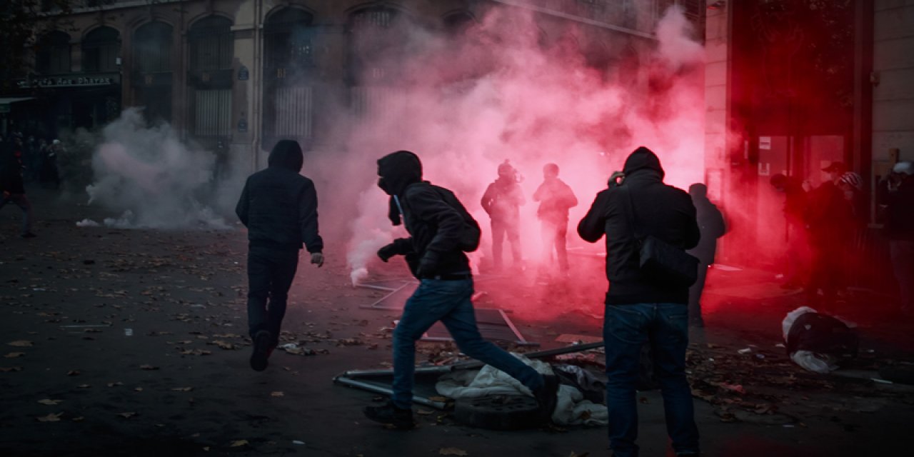 Fransa'da eylemlerin ardından yasa tasarısı geri çekildi