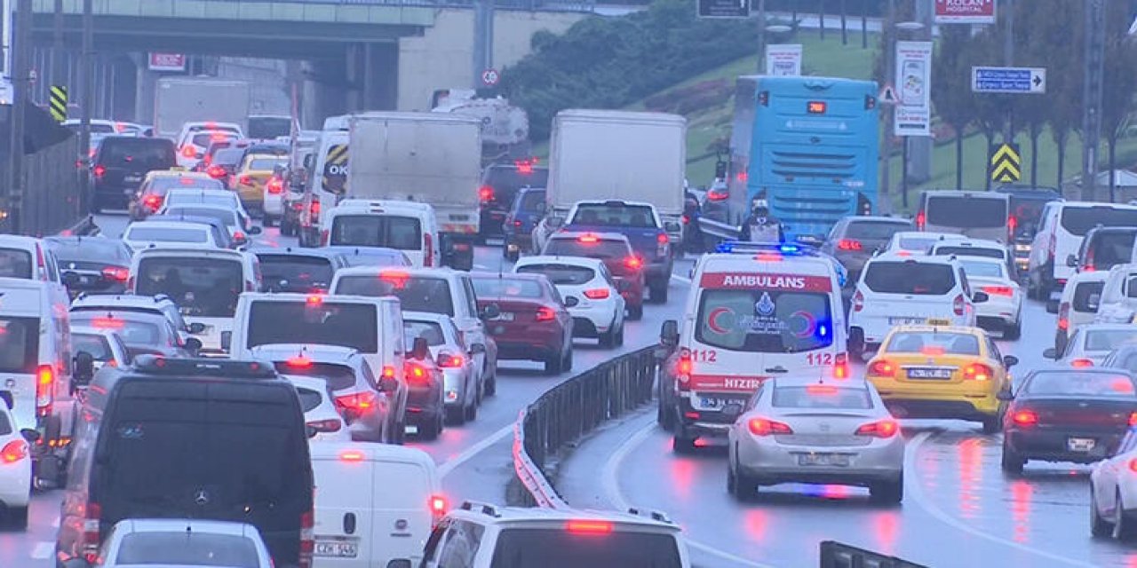 Yasağa saatler kala İstanbul trafiğinde yoğunluk arttı