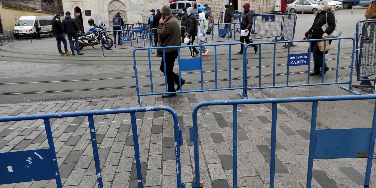 İstiklal Caddesi girişine bariyerler dizildi