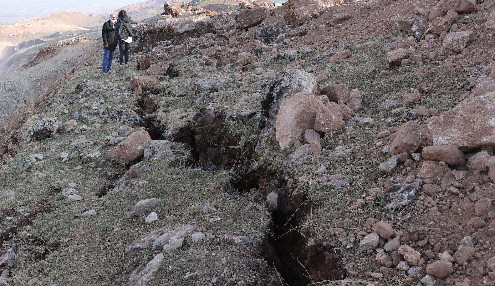 Siirt depremi sonrası oluşan derin yarıklar görüntülendi