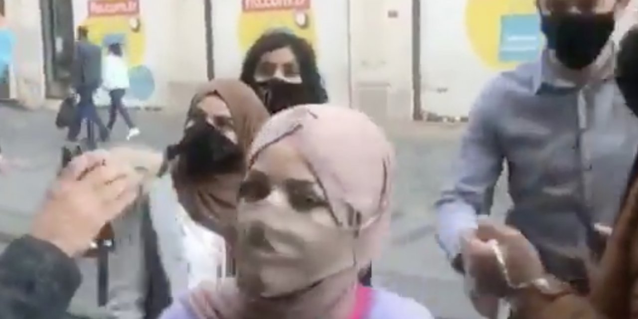 Maskesiz gezen turistler Habertürk muhabirine saldırdı - VİDEO