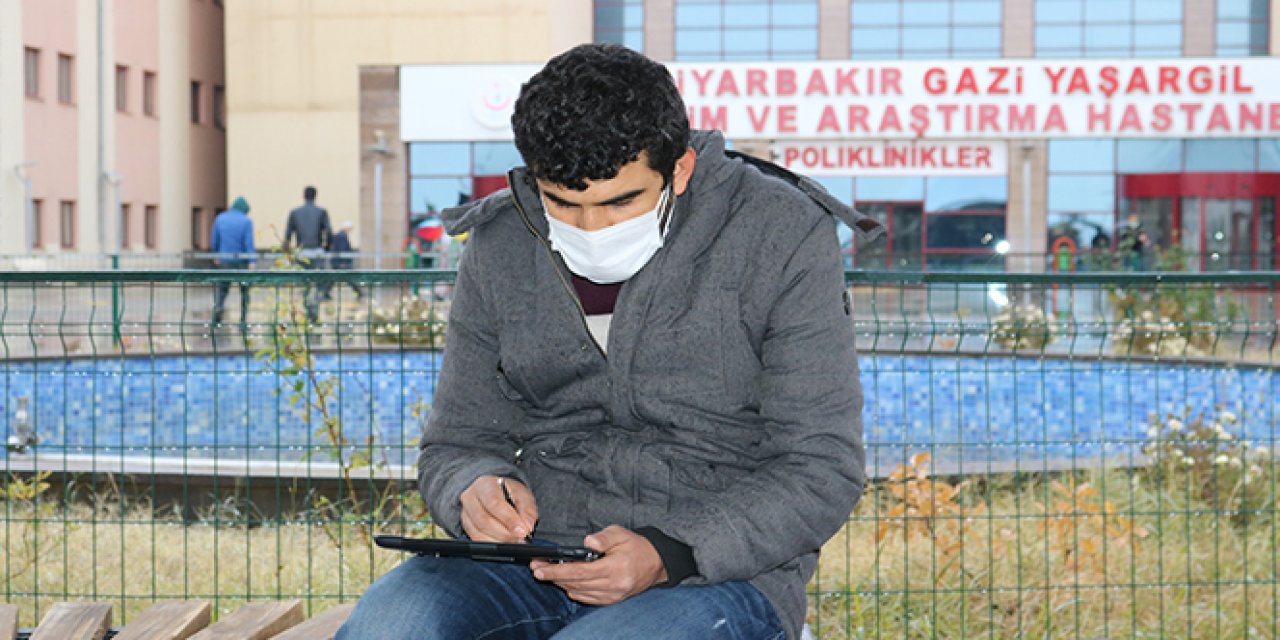 Diyarbakır'da bir öğretmen hastane bahçesinden uzaktan eğitim veriyor