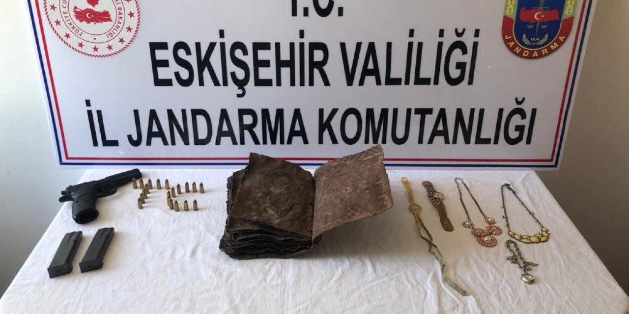 Eskişehir’de bin yıllık el yazması İncil ele geçirildi