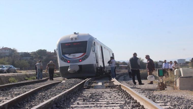 Denizli-İzmir yolcu treni Sarayköy’de raydan çıktı