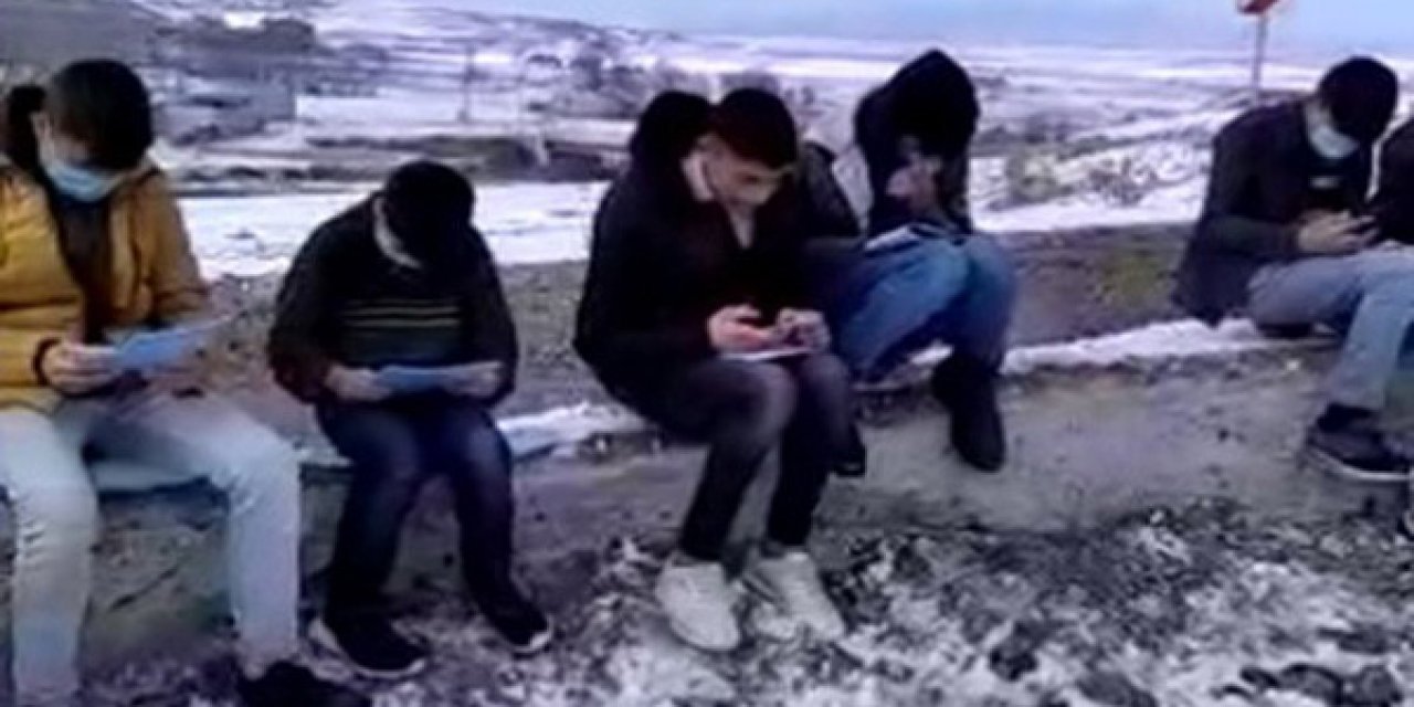 EBA'ya giremeyen öğrenciler ders dinlemek için dağın başına çıkıyor: Bu soğukta donuyoruz