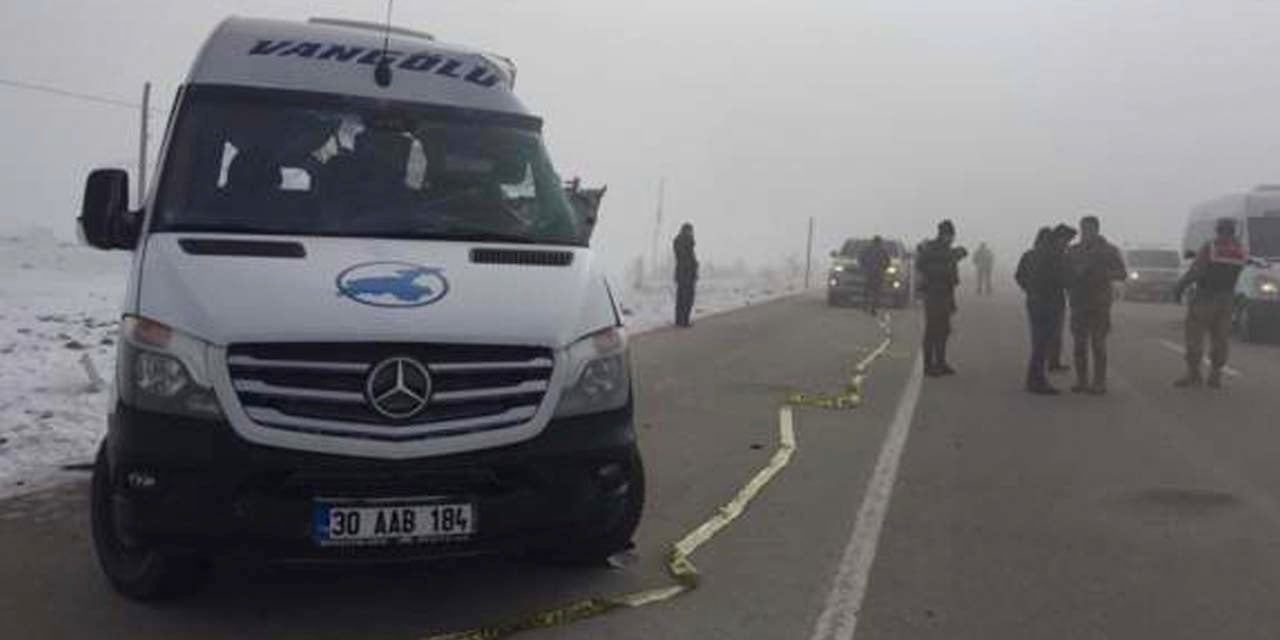 Hakkari'de TIR ve yolcu minibüsü kaza yaptı: 4 ölü, 5 kişi yaralı