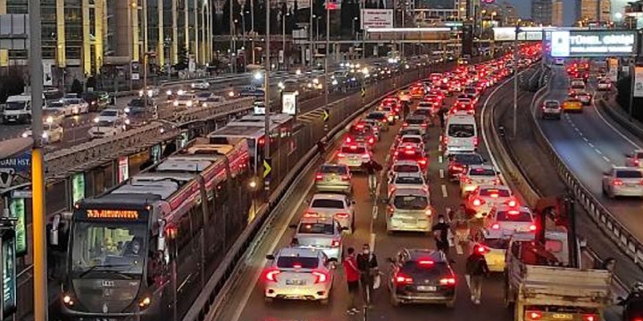 İstanbul'da trafik yoğunluğu yüzde 75'i aştı