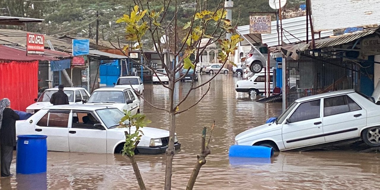 Meteoroloji uyarmıştı: Antalya'da beklenen oldu