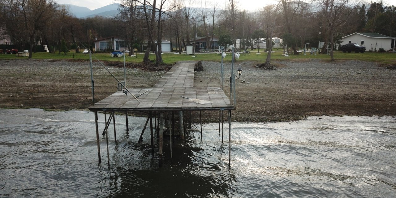 Sapanca Gölü'nde su seviyesi düştü, rıhtımlar ortada kaldı